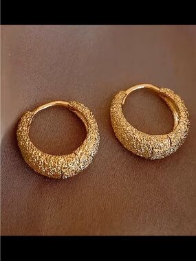 Affordable Fashion Finds Textured Gold Hoop Earrings